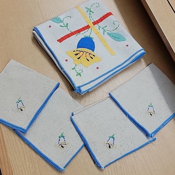 Vintage Linen 29" X 30" Embroidered Tablecloth & Four Napkin Set 1950s - Picture 7 of 7